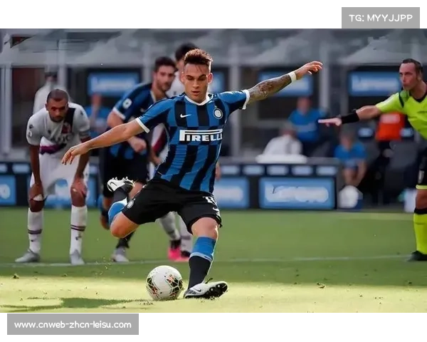 劳塔罗破门后冲向角旗区与球迷互动，国际米兰团队拥抱庆祝关键胜利